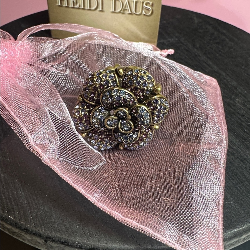 Heidi Daus ring flower cluster lavender ladies size 7.5 Swarovski crystals - Picture 5 of 5